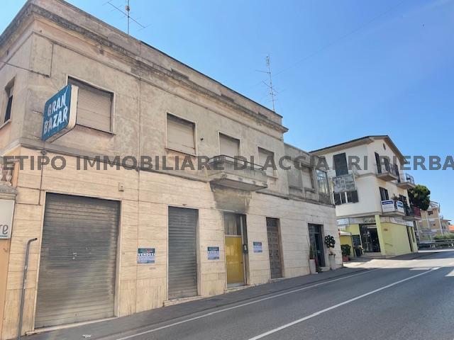 #CORSO VITTORIO - INTERA PALAZZINA CON  GIARDINO PRIVATO IN CENTRO - CUPRA