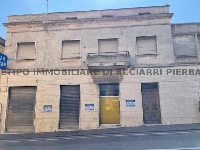 CORSO VITTORIO - INTERA PALAZZINA CON  GIARDINO PRIVATO IN CENTRO - CUPRA  VENDITA CUPRA MARITTIMA