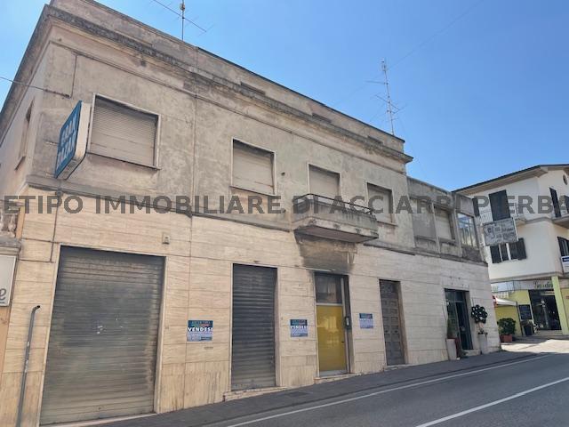 CORSO VITTORIO - INTERA PALAZZINA CON  GIARDINO PRIVATO IN CENTRO - CUPRA  VENDITA CUPRA MARITTIMA