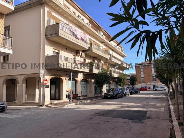 #GRANDE LOCALE IN VIALE STAZIONE - CENTRO CUPRA/RIF 335