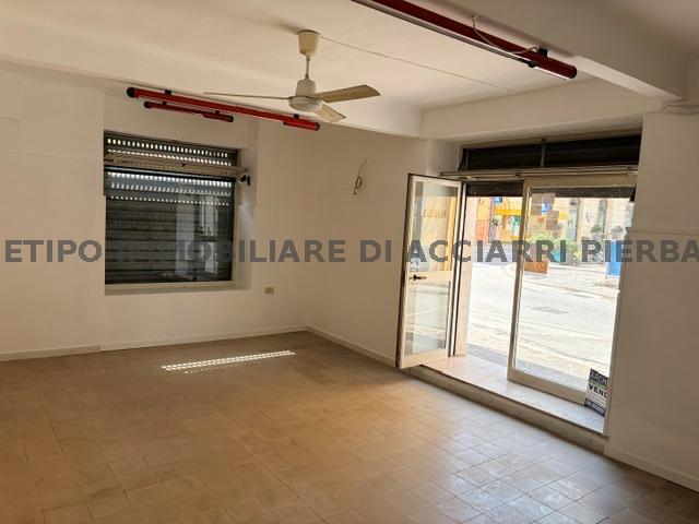 LOCALE IN VIA GARIBALDI INCROCIO CORSO VITTORIO EMANUELE/RIF 357  VENDITA CUPRA MARITTIMA