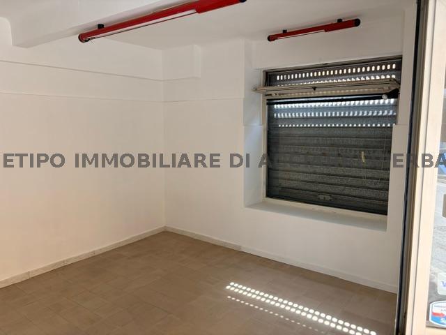 LOCALE IN VIA GARIBALDI INCROCIO CORSO VITTORIO EMANUELE/RIF 357  VENDITA CUPRA MARITTIMA