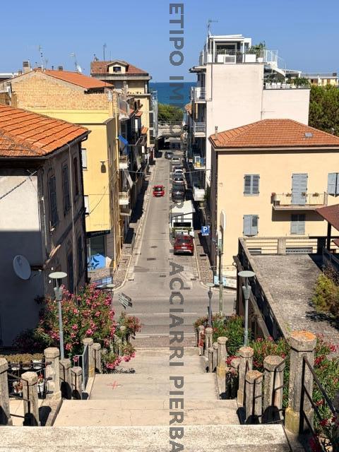 LOCALE IN VIA GARIBALDI INCROCIO CORSO VITTORIO EMANUELE/RIF 357  VENDITA CUPRA MARITTIMA